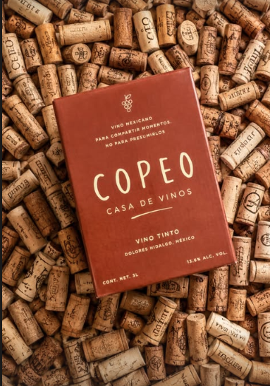 Servicio sensorial de una copa de vino en la mesa de un restaurante